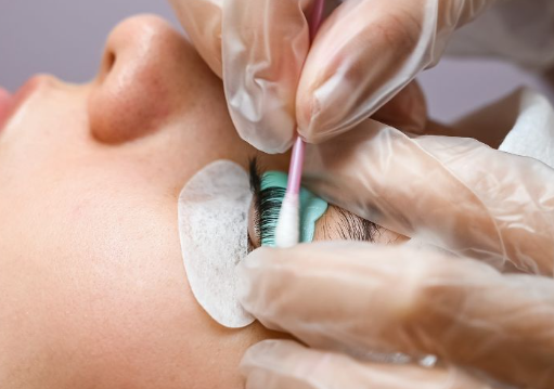 Professioneller Wimpernverlaengerungsprozess 7