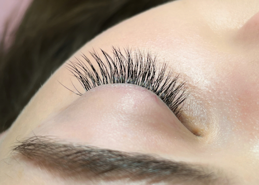 Sollte man Volumen Wimpernverlaengerung oder klassische Wimpernverlaengerung waehlen 4 1