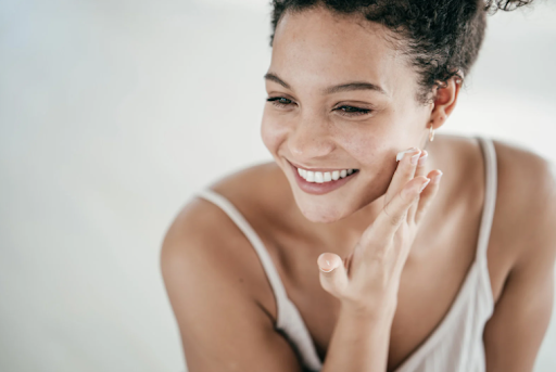 Wie lange nach der Anwendung von Retinol sollte man die Feuchtigkeitscreme auftragen 3