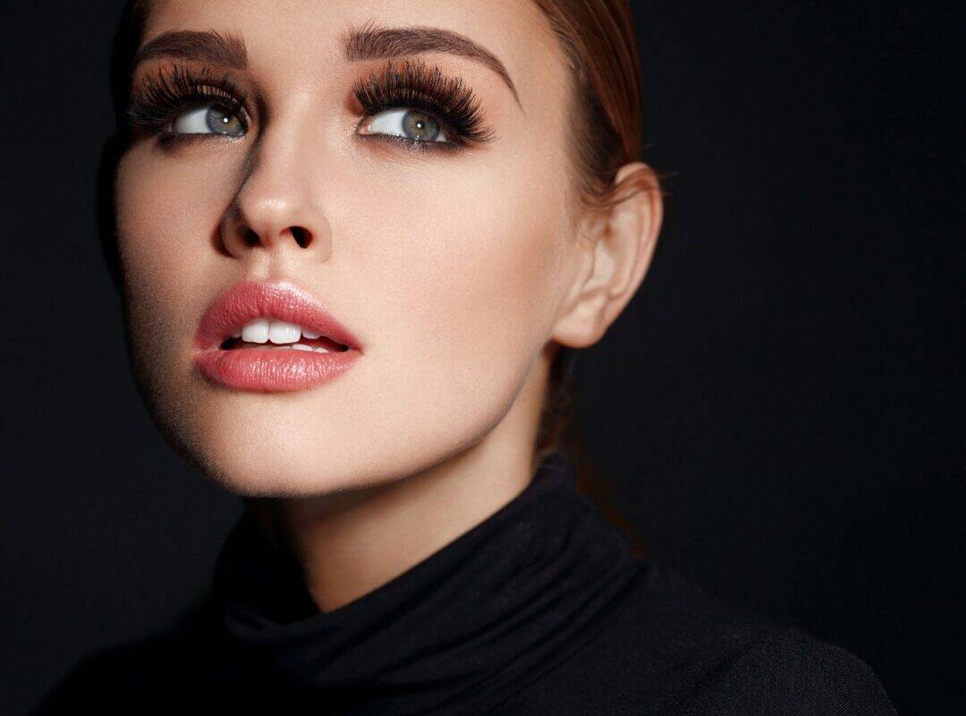 UV Wimpernverlängerung für langlebige, beeindruckende Wimpern. Modernes Lash-Design mit innovativer.